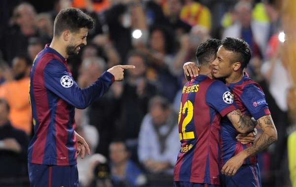 Neymar, Piqué e Daniel Alves comemorando um gol em cima dos franceses. (Foto: Manu Fernandez)